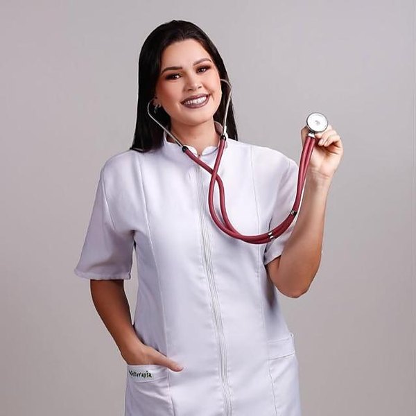 Yasmin Heredia Carmello, fisioterapeuta, de jaleco branco e estetoscópio